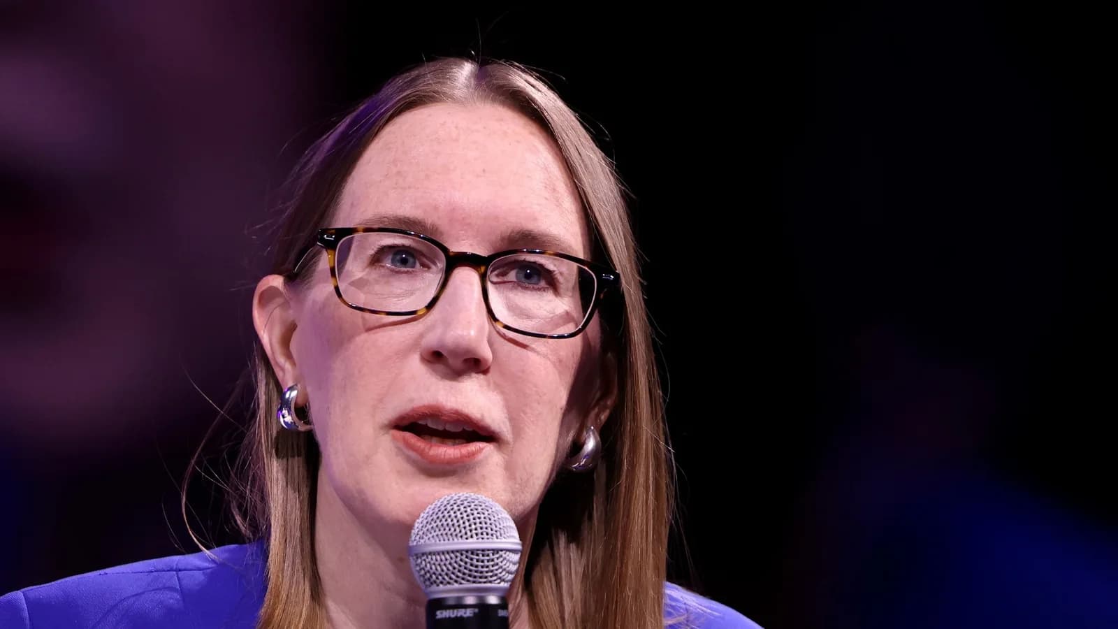 Hester Peirce, Kommissarin der US-Börsenaufsicht SEC, spricht mit einem Mikrofon in der Hand auf einer Konferenz