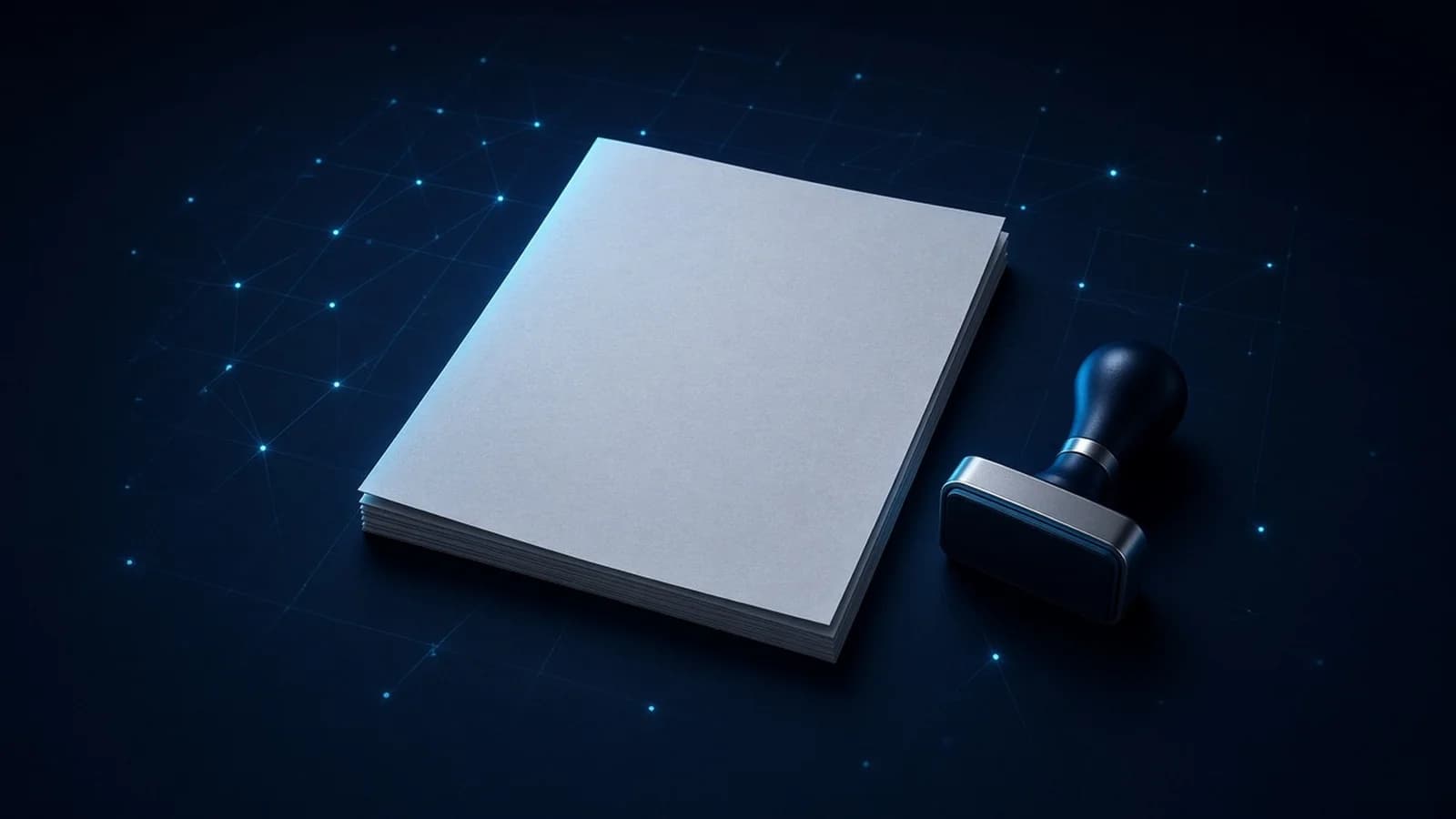 Ein gedrucktes Blatt, die Bekanntmachung, liegt auf dunklem Tisch, daneben ein unbenutzter Prüfstempel mit offenem Stempelkissen; der Stempel hat das Blatt nicht berührt, das Blatt trägt keinen Abdruck.