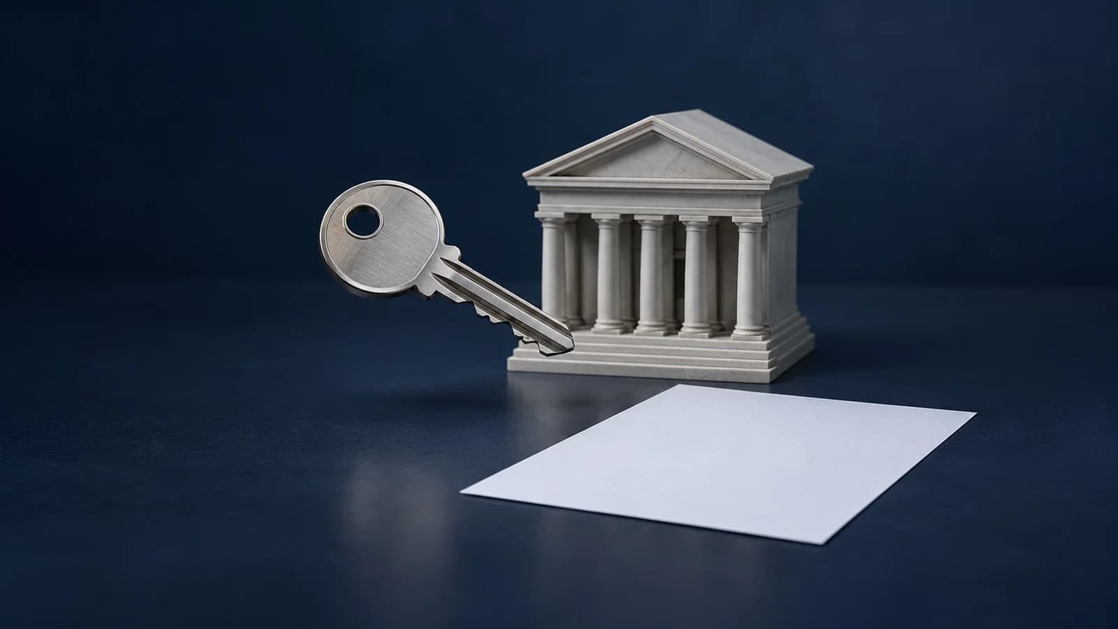 Fotorealistische Szene: Ein Schlüssel aus Metall liegt vor dem Modell eines kleinen Bankgebäudes, daneben ein unterzeichneter Vertrag. Es steht für den vereinbarten Kauf einer Bank, der noch auf Genehmigung wartet.
